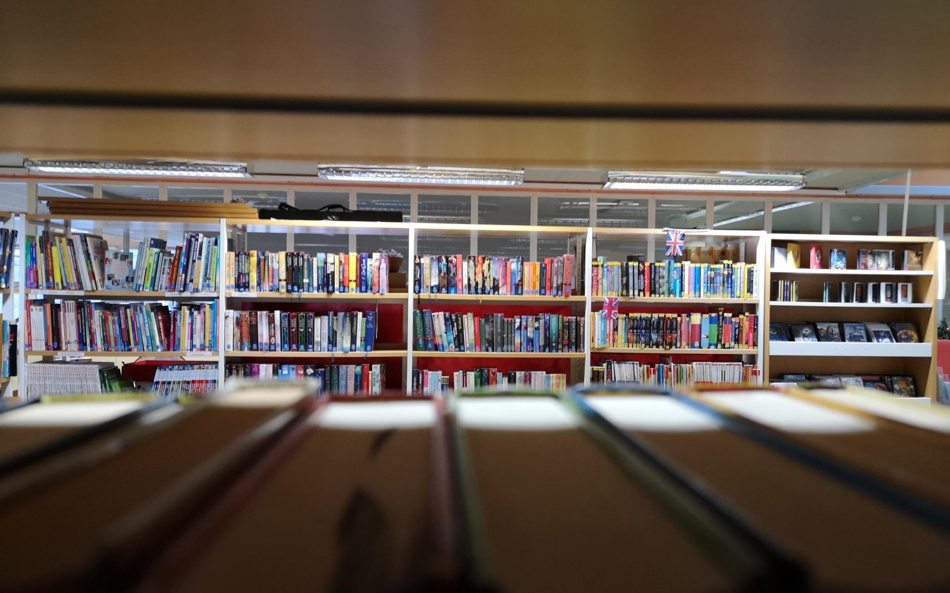 Sicht durch Buchregal